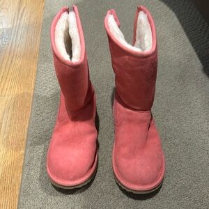 Girls Uggs Pink color. Barley worn